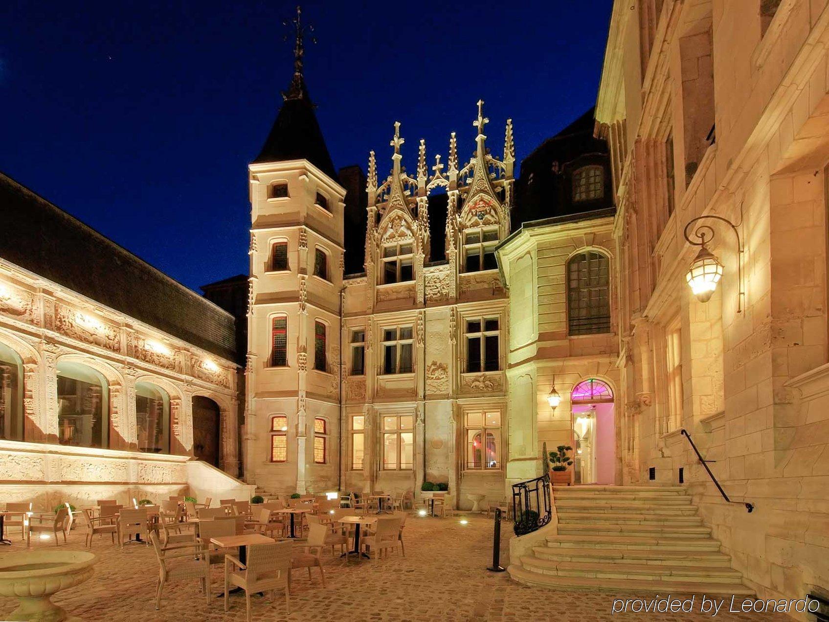 Отель Гийома де Бутру (1634). Отель Бургтерульд в Руане. Hotel de ville в Нормандии. Руан Франция фото.